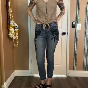 Pilcro and the letterpress Anthropologie embroidered cut off jeans size 26